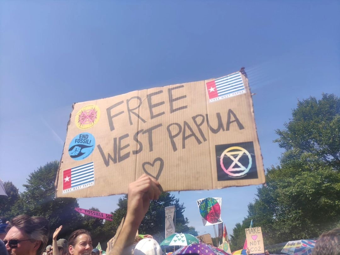 FreeWestPapuaNL's tweet photo. Free West Papua represent tijdens de support demonstratie van Extinction Rebellion. #a12blokkade

#greenstatevision #papuamerdeka #climatejustice #indigenous #nederlandsnieuwguinea #stopkolonialisme #stopgenocide #stopecocide #stopfossielesubsidies #wegaandoor https://t.co/EVv2PafbcT