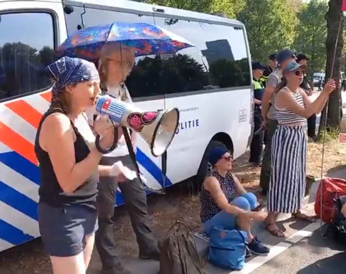 FreeWestPapuaNL's tweet photo. Free West Papua represent tijdens de support demonstratie van Extinction Rebellion. #a12blokkade

#greenstatevision #papuamerdeka #climatejustice #indigenous #nederlandsnieuwguinea #stopkolonialisme #stopgenocide #stopecocide #stopfossielesubsidies #wegaandoor https://t.co/EVv2PafbcT
