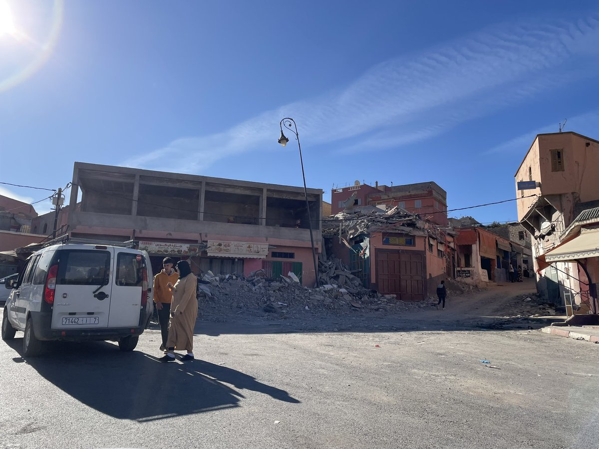 Dat de hulpverlening wat meer op gang komt is te zien in Amizmiz, waar het leger een kamp heeft opgezet. In Amizmiz en omgeving zijn veel huizen plat gegaan. Colonnes ambulances rijden hier nog altijd de Atlas uit richting de ziekenhuizen. #aardbeving #Marokko #NOS
