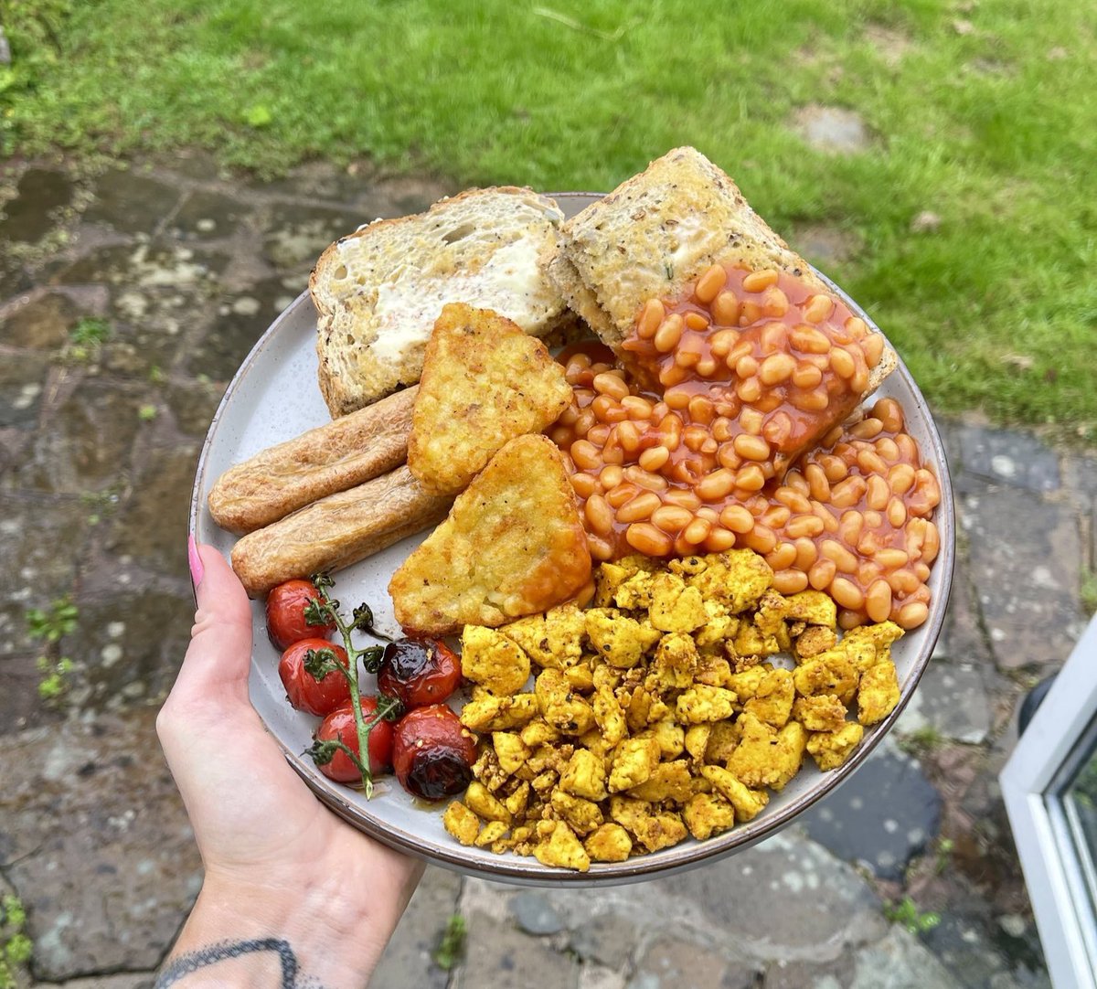 Full English breakfast this morning✨ Vegan sausages, tofu scramble, beans, hashbrowns, tomato’s and toast 🍅

Does anyone add anything else to their full English?🤩
#vegan #sausage #fullenglish