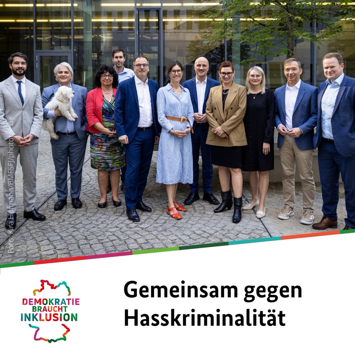 „Menschen in Deutschland dürfen niemals wieder diskriminiert, herabgesetzt oder bedroht werden“, erklären die Beauftragten der Bundesregierung für Minderheiten und Antidiskriminierung: behindertenbeauftragter.de/SharedDocs/Pre… #Inklusion #Teilhabe #Menschenrechte