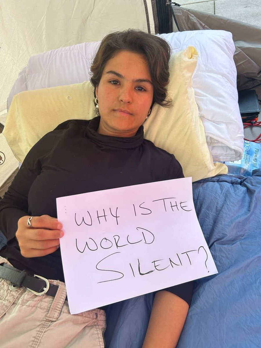 AsadDansh's tweet photo. تمنا پریانی وقتی در سایه‌ی خَفقان طالب به جاده‌ها بر آمد و برای حقوق زنان صدا بلند کرد،گفتند که او برای کیس خارج این‌ کار را میکند.حالا که او در خارج است برای کیس کجا اعتصاب کرده؟ 
مسئله این است که ما در وضعیت بحران قرار داریم و آدم‌های کمی می‌تواند بحران را درک کند.
#Afghanistan https://t.co/hASVaA5aas