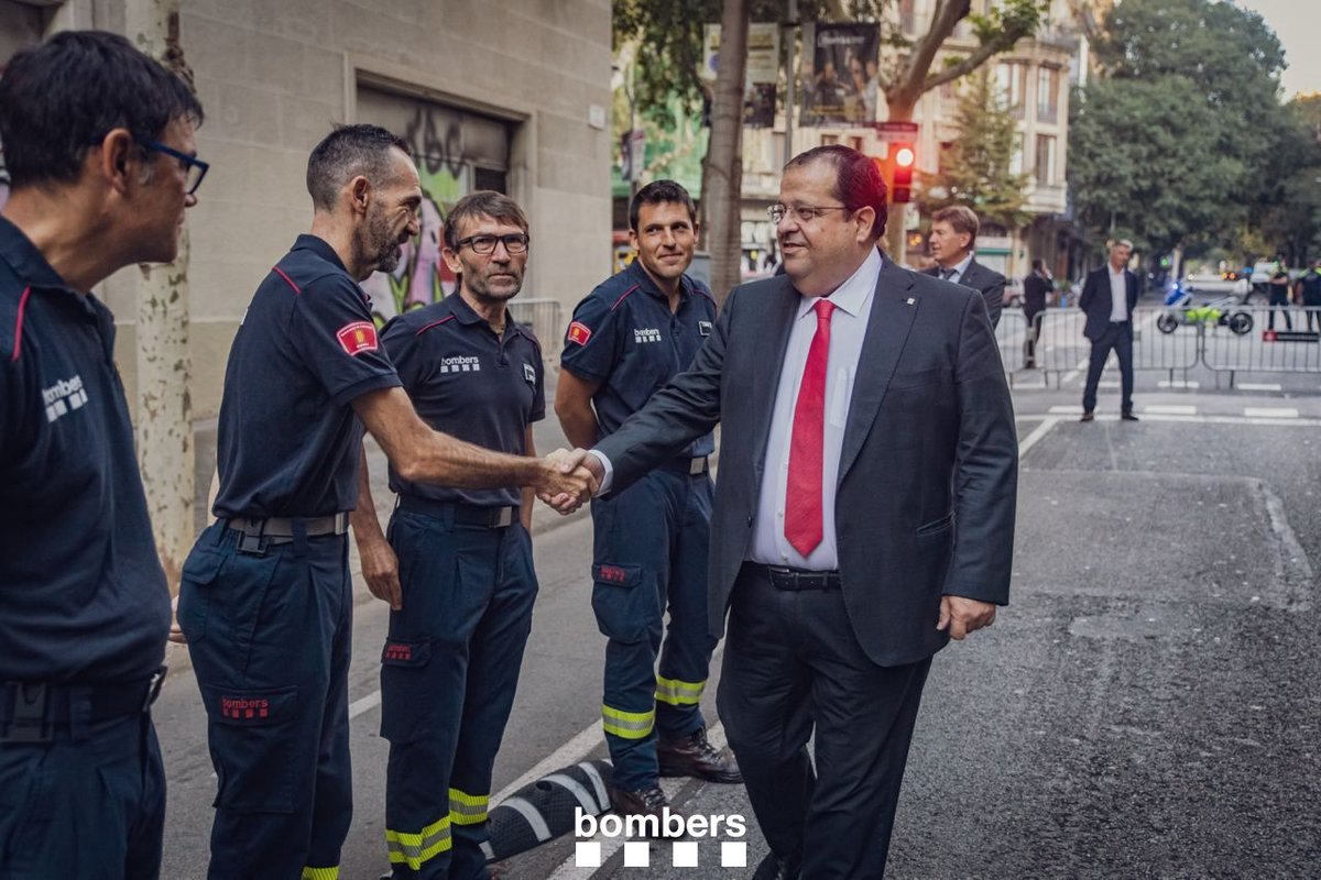 bomberscat's tweet photo. Aquest matí, #bomberscat hem participat a la tradicional ofrena floral al monument de Rafael Casanova de Barcelona.

Hi hem assistit juntament amb @interiorcat i els altres cossos de seguretat i emergències

#Diada2023 https://t.co/j57w30Fr3k