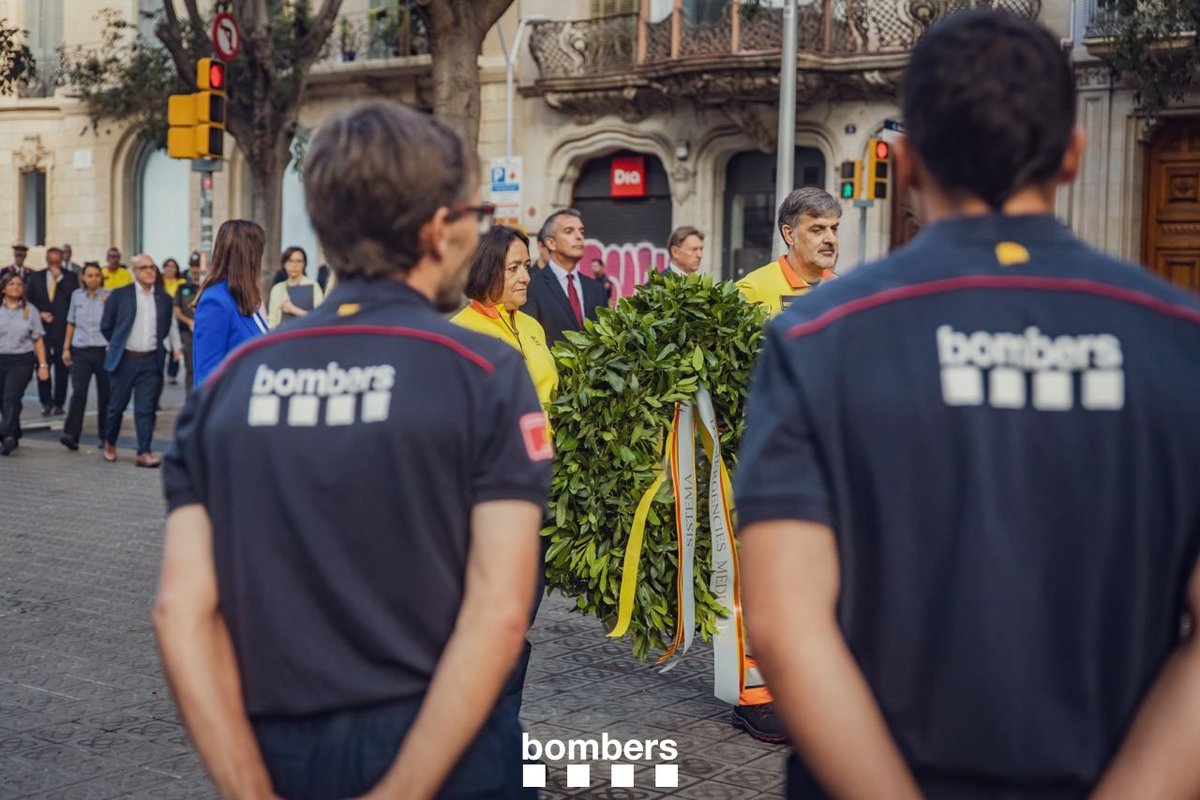 bomberscat's tweet photo. Aquest matí, #bomberscat hem participat a la tradicional ofrena floral al monument de Rafael Casanova de Barcelona.

Hi hem assistit juntament amb @interiorcat i els altres cossos de seguretat i emergències

#Diada2023 https://t.co/j57w30Fr3k