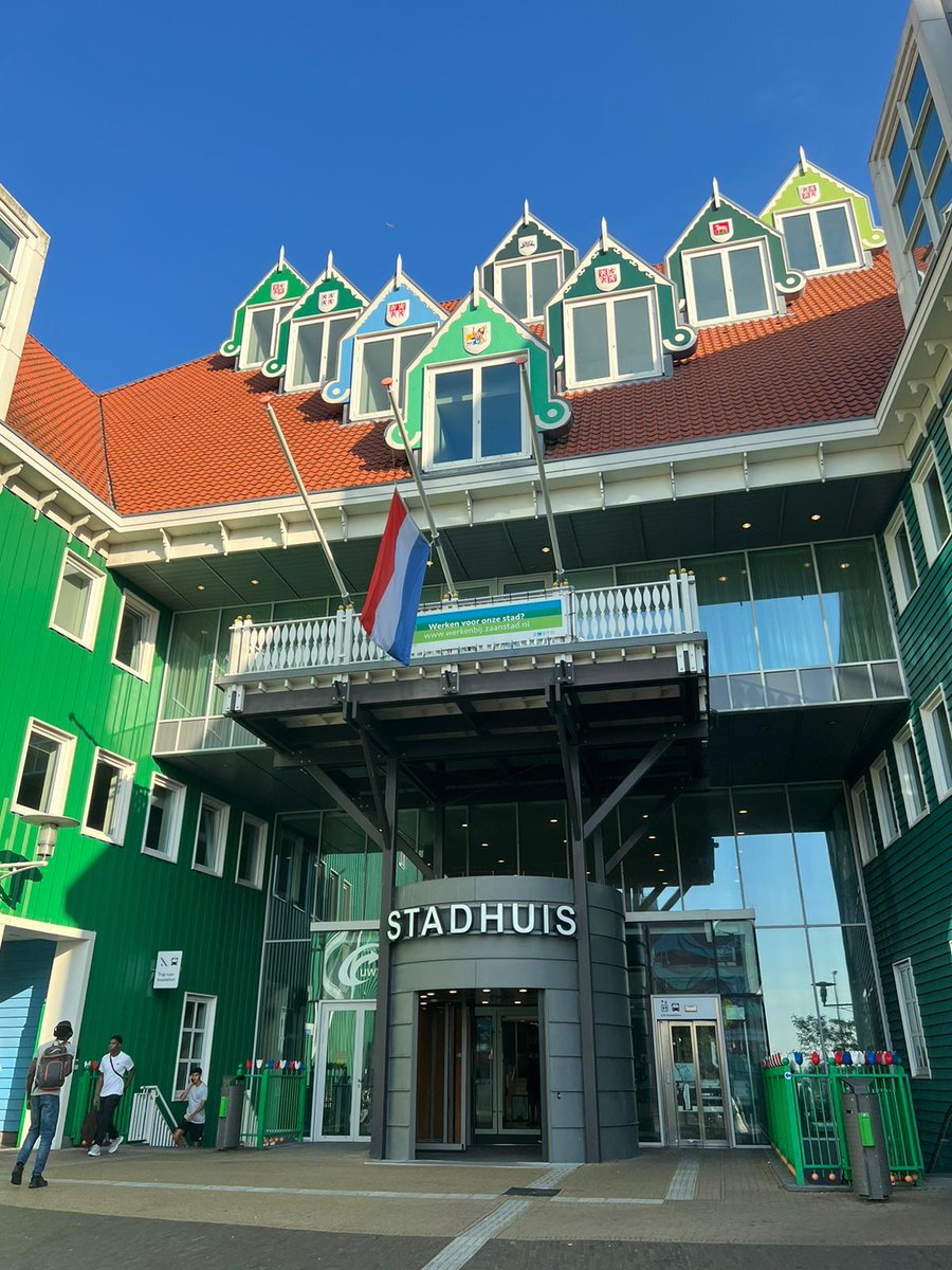 In #Zaanstad voelen we ook de gevolgen van de verwoestende aardbeving in #Marokko, vooral omdat velen in onze stad sterke banden hebben met de getroffen regio. Om ons medeleven te tonen, wappert vandaag de vlag halfstok op het Zaanse stadhuis.