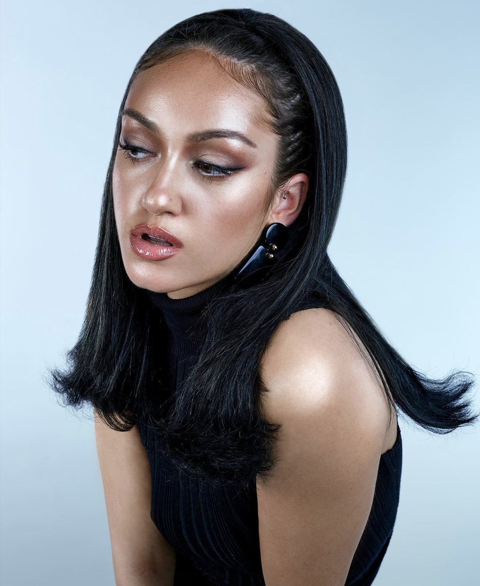 DanielMutton_'s tweet image. this is how I photograph woman