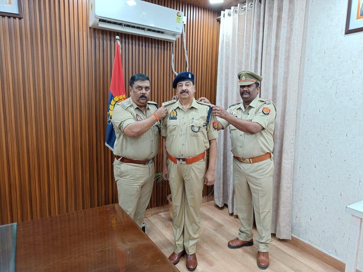 ambedkarnagrpol's tweet photo. निरीक्��क से क्षेत्राधिकारी पद पर #पदोन्नति हुए निरीक्षक श्री ईश्वर चंद्र प्रधान को पुलिस अधीक्षक अम्बेडकरनगर द्वारा रैंक प्रतीक/सिल्वर स्टार लगाकर पदोन्नति की बधाई देते हुए उनके उज्जवल भविष्य की कामना की गई।
#UPPolice https://t.co/OnDAoGF8q4