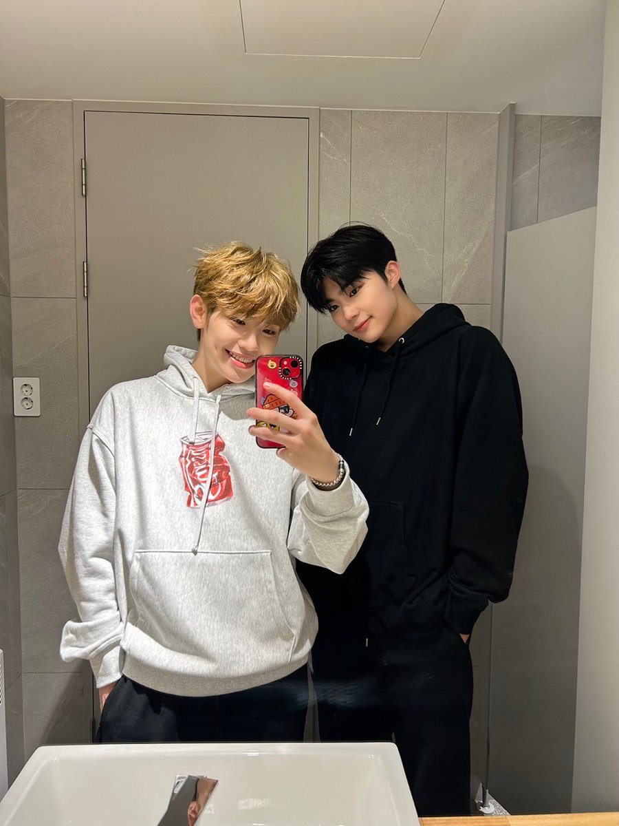 ZB1_official's tweet image. _💌

제로즈 월요일에는 
태래가 와야지~💊💊
우리가 제로즈를 지킨다!!🔥🔥
제로즈의 슈퍼 히어로가 될게💪

#KIMTAERAE #김태래
#ZEROBASEONE #ZB1 #제로베이스원