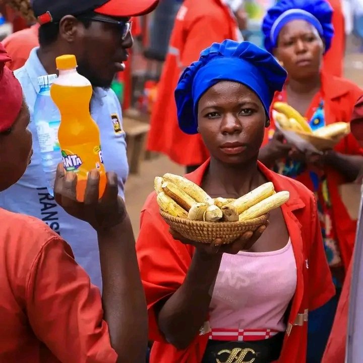 🇺🇬 Discover Uganda: Gonja, the beloved street snack! Plantains, peeled and roasted over hot coals, transform into a golden, sweet, and savory treat. It's the ultimate flavorful delight. 😋🍌 #UgandanCuisine #StreetFood