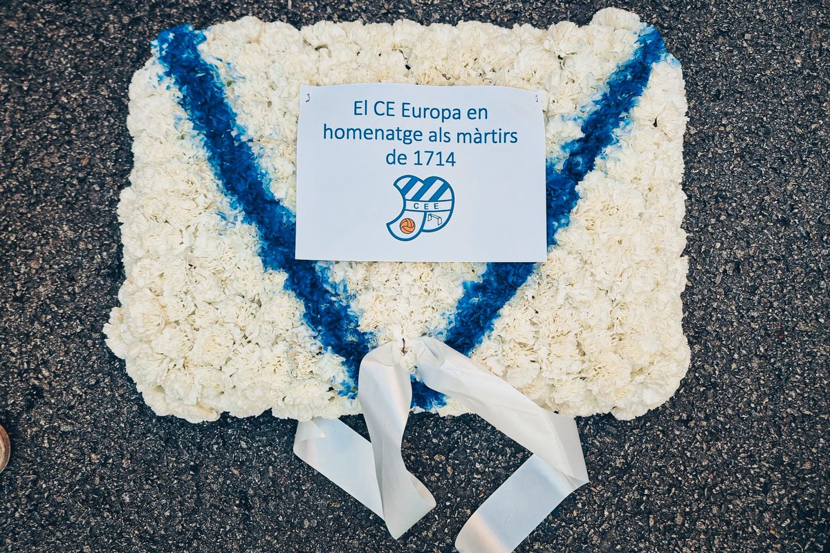 💙🤍 El CE Europa present en l’ofrena floral al monument de Rafael Casanova per la #Diada23 

#futbolcat #futfemcat #ViladeGràcia #SagradaFamília