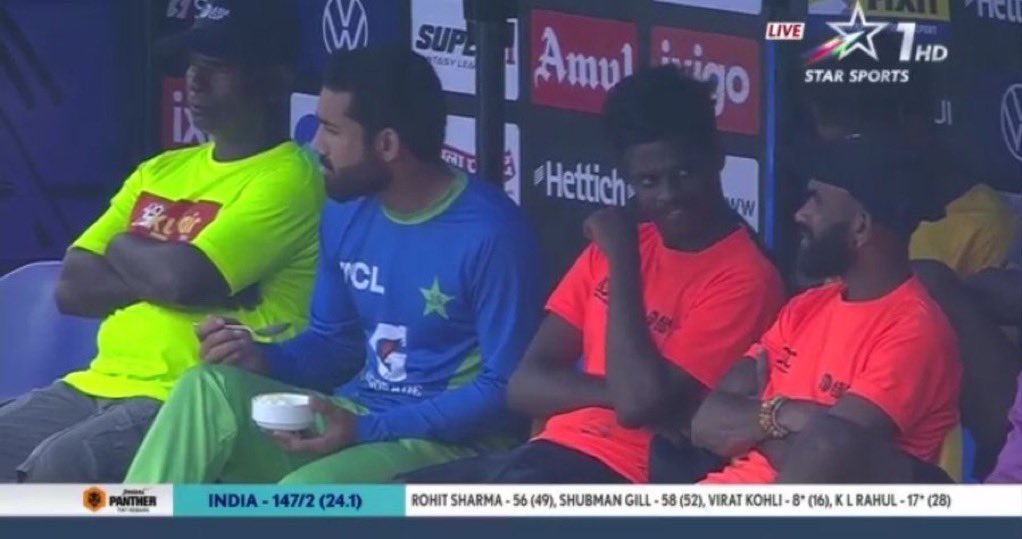 chup_oyeee's tweet photo. #INDvsPAK
Kya rakha ha match MA ao chaat or pakora khain is barish MA. https://t.co/k6NbbRFJM8