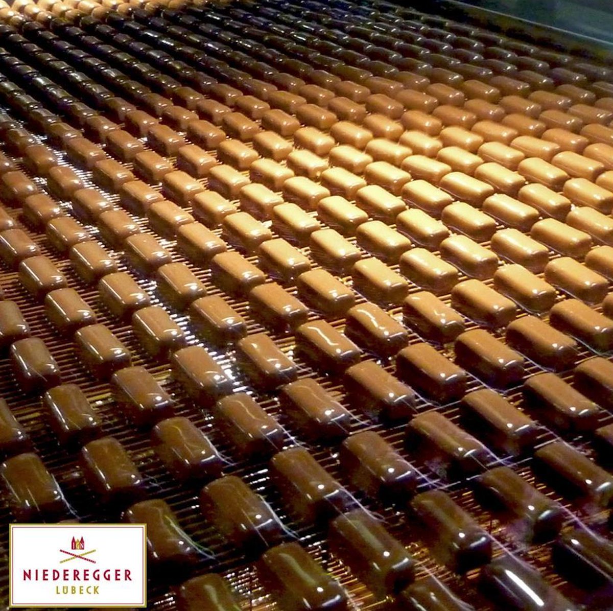 If only pictures could smell! 🤎

Our mini loaves on our production line in Germany, and the smell of warm bittersweet chocolate is something you can never forget. 

#BehindTheScenes #Niederegger #Marzipan #Confectionery