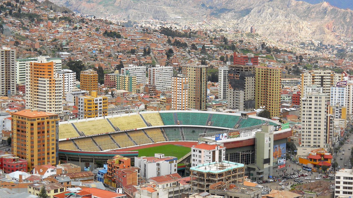 FaktaSepakbola's tweet photo. 🇦🇷🇧🇴Para pemain Timnas Argentina terlihat membawa tabung oksigen pribadi jelang laga vs Bolovia karena bermain di La Paz, ibu kota Bolivia, yang terletak di ketinggian sekitar 3.650 meter di atas permukaan laut. Ketinggian tinggi ini berdampak pada pertandingan sepak bola.

Beberapa poin dampak bermain di La Paz;

1. Kadar oksigen rendah: Pemain bisa merasa lelah lebih cepat dan sesak napas.
2. Kapasitas aerobik menurun: Stamina pemain bisa berkurang.
3. Perilaku bola berubah: Bola bisa bergerak lebih cepat.
4. Aklimatisasi penting: Tim harus beradaptasi dengan ketinggian.
5. Keuntungan tuan rumah: Tim lokal lebih terbiasa dan mendapat keuntungan.