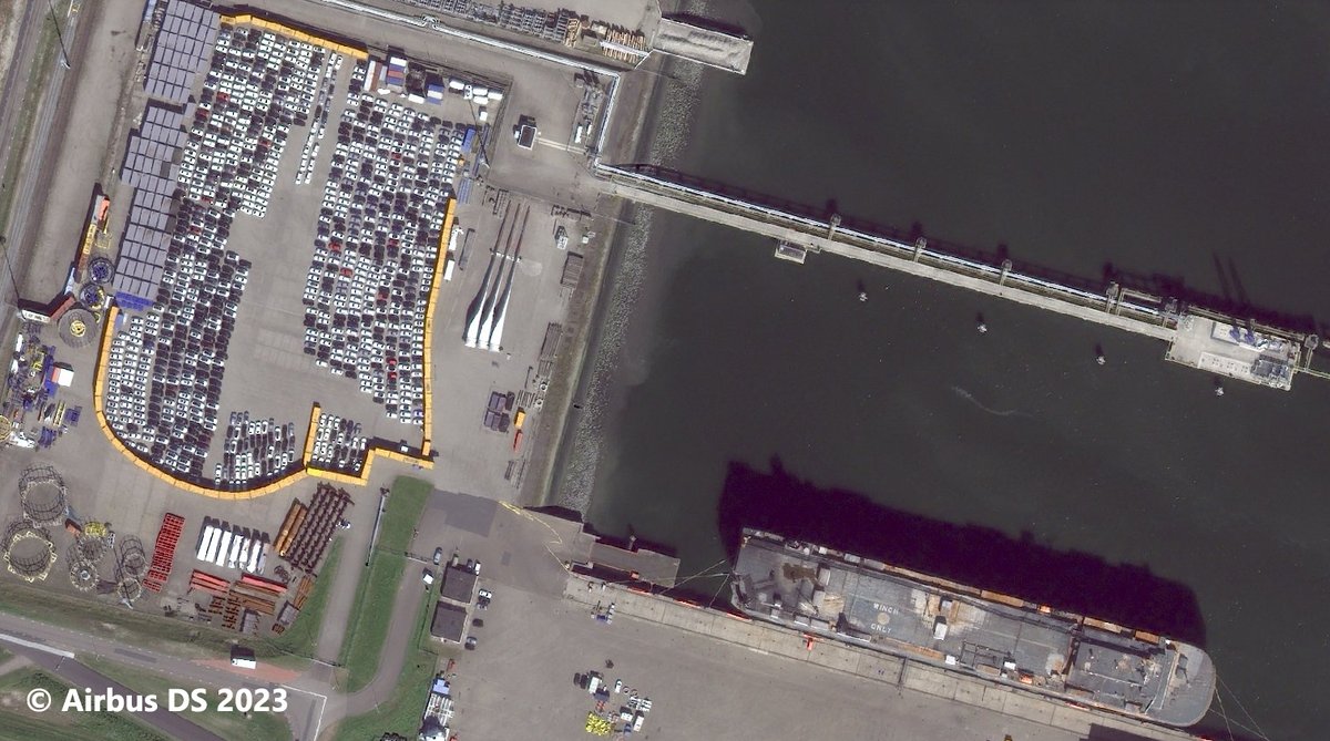 Pretty cool imagery from #FremantleHighway at the Eemshaven and her cargo unloaded next to it.