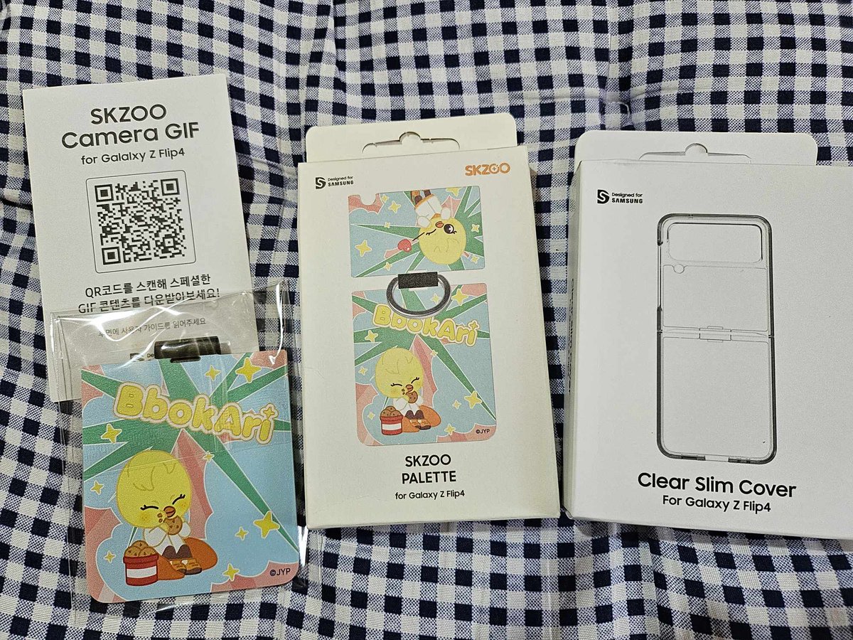 aysh0325's tweet photo. WTS LFB 

SLBS x SKZOO 
Palette w/ ZFlip4 clear cover
Bbokari
(Orig from SLBS Gangnam)
repriced: 1.6k+ sf
Orig Price: 2,190
on hand 
rfs: can't use it on my phone

clear cover- sealed
palette is unsealed just to check https://t.co/6Cv1bjyTl8