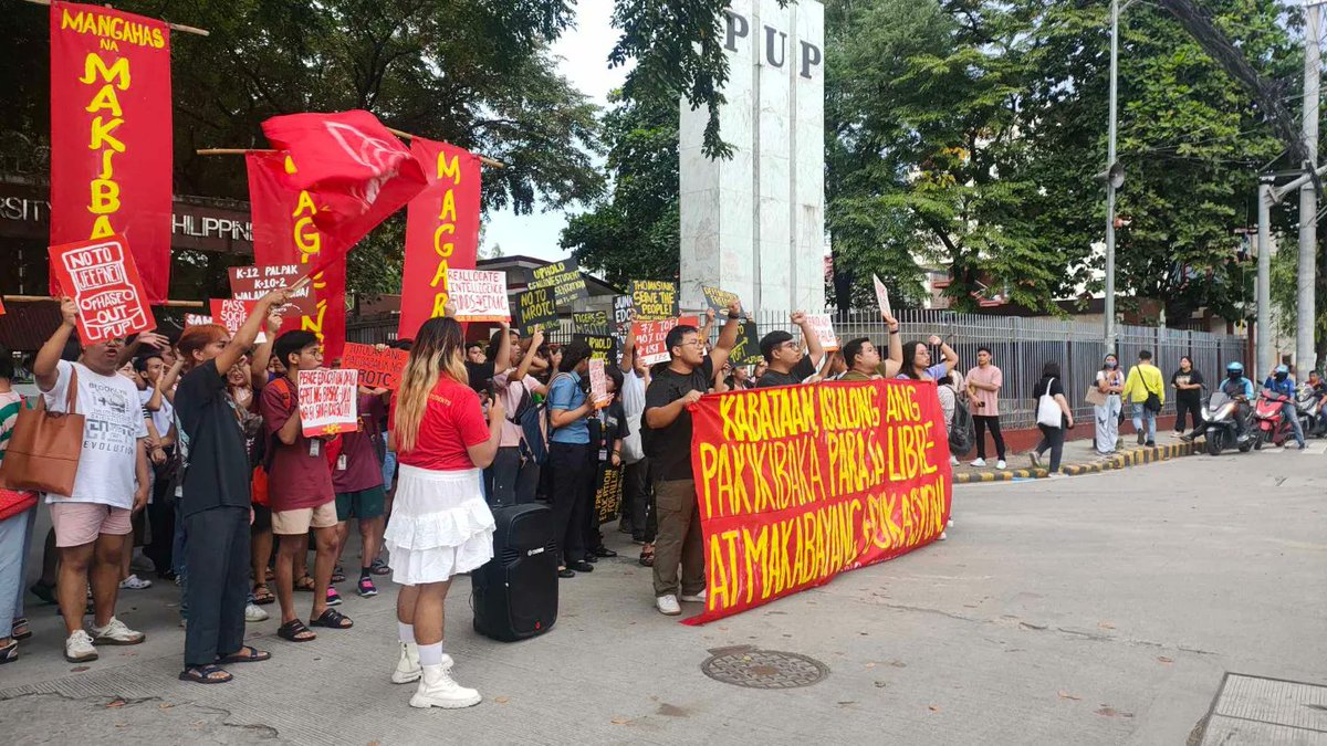 PandaySiningPUP's tweet photo. NGAYON | Kasalukuyang nagkakasa ang iba't ibang pormasyon ng mobilisasyon sa tapat ng tarangkahan ng PUP bilang pagdiriwang sa ika-46 anibersaryo ng pagkakatatag ng nangungunang anti-imperyalistang organisasyon ng mga kabataang Pilipino; ang League of Filipino Students. https://t.co/vAnRA0cfHb