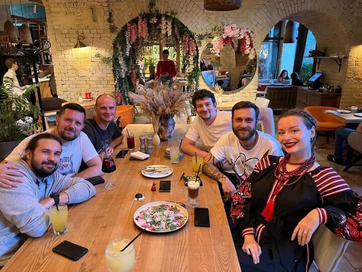 quickspinab's tweet photo. The Kyiv gang had a hang out outside work, we love it! 🇺🇦🍻 https://t.co/8BtMxUWLI1