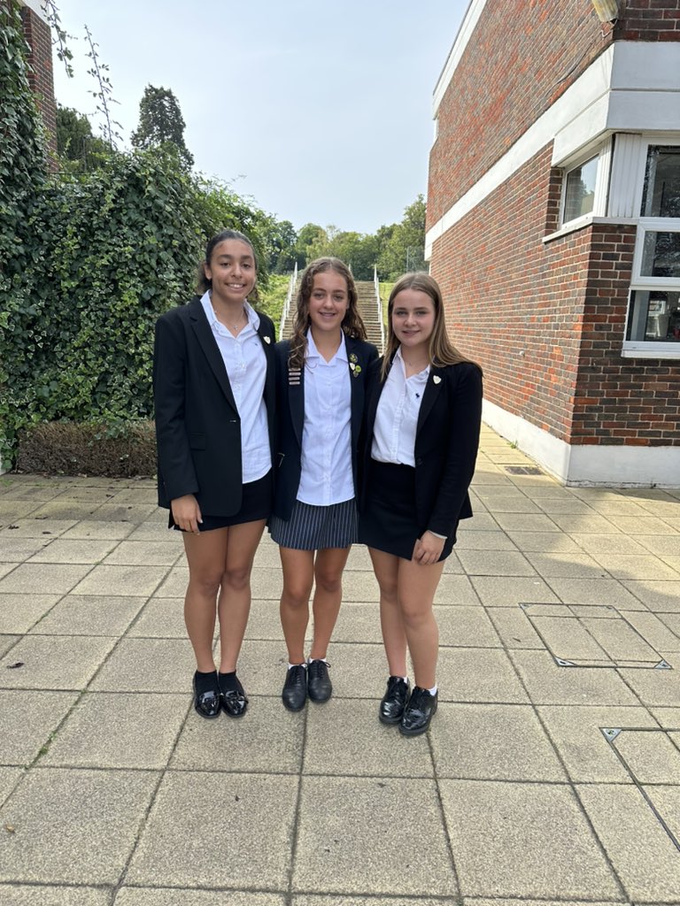 CroydonHighPE's tweet photo. Netball - Jess 🏐
Football - Hollie ⚽️
Hockey - Lexi 🏑

#RoleModel #SportsCaptain #Leader #Netball #Football #Hockey #Games @CroydonHigh @AddiscombeHC @hillcrestnc @CAFCWomen 💙💚 https://t.co/sY2ewqgC3R