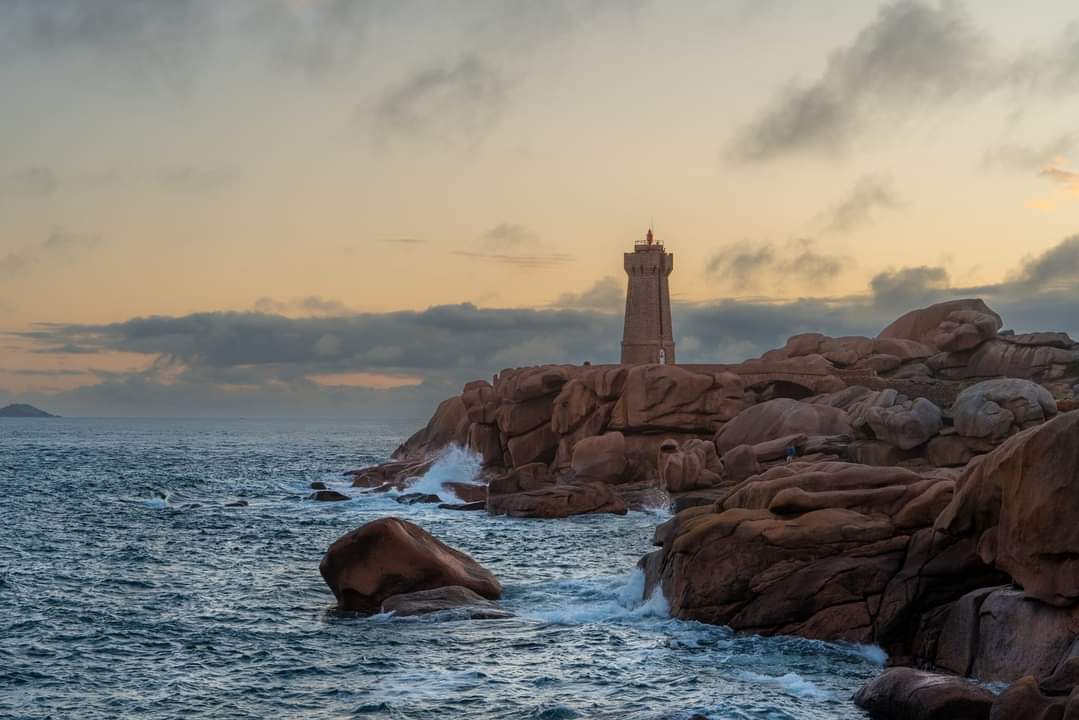 Phare de ploumanach avec le levé du soleil du matin 👍😍

📸La Bretagne