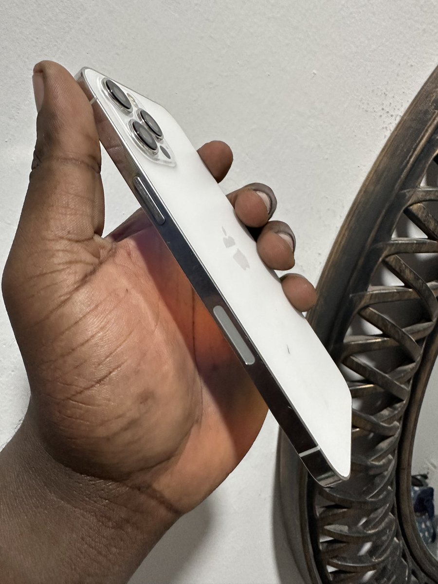 thedispenser_'s tweet image. Giving this iphone 12 pro to anyone who hasn’t used an iPhone before. 🫶🏾

Quote this tweet and get zero engagements in 24 hours to get it.