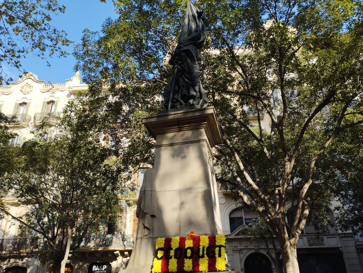 Avui amb la delegació de @CCOOeducacio i @ccoocatalunya a l'ofrena floral al monument a Rafael de Casanova, encapçalada per la  secretària general de la FECCOO @tesperabe. Visibilitzem el paper central de l'educació a #Catalunya #11setembre
Diada Nacional de Catalunya