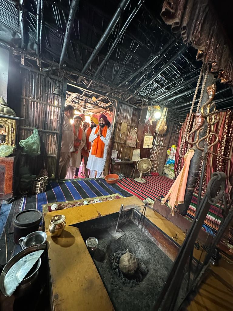Tanwar_Indian's tweet photo. पंजाब के एक दिवसीय दौरे पर आज अमृतसर में पंजाब के पंचायती राज एवं परिवहन मंत्री @Laljitbhullar जी के साथ भगवान वाल्मीकी तीर्थ के दर्शन किए। 
इसी पावन स्था��� पर भगवान बाल्मीकी जी ने लव-कुश को शिक्षा दी थी।
सीता माता कुटिया और धूने के दर्शन भी किए। https://t.co/7GfkmzPWfr