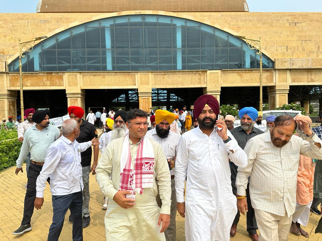 Tanwar_Indian's tweet photo. पंजाब के एक दिवसीय दौरे पर आज अमृतसर में पंजाब के पंचायती राज एवं परिवहन मंत्री @Laljitbhullar जी के साथ भगवान वाल्मीकी तीर्थ के दर्शन किए। 
इसी पावन स्था��� पर भगवान बाल्मीकी जी ने लव-कुश को शिक्षा दी थी।
सीता माता कुटिया और धूने के दर्शन भी किए। https://t.co/7GfkmzPWfr