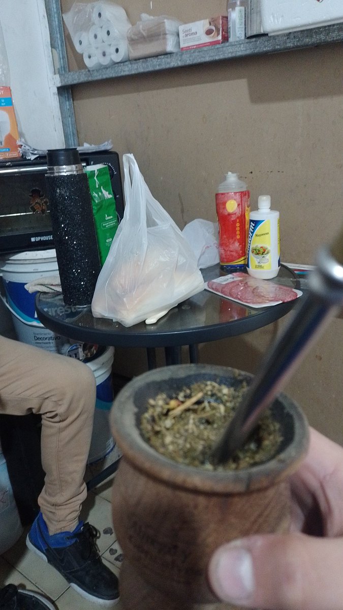 Sanguchito de salame y mate el que se caga pierde.