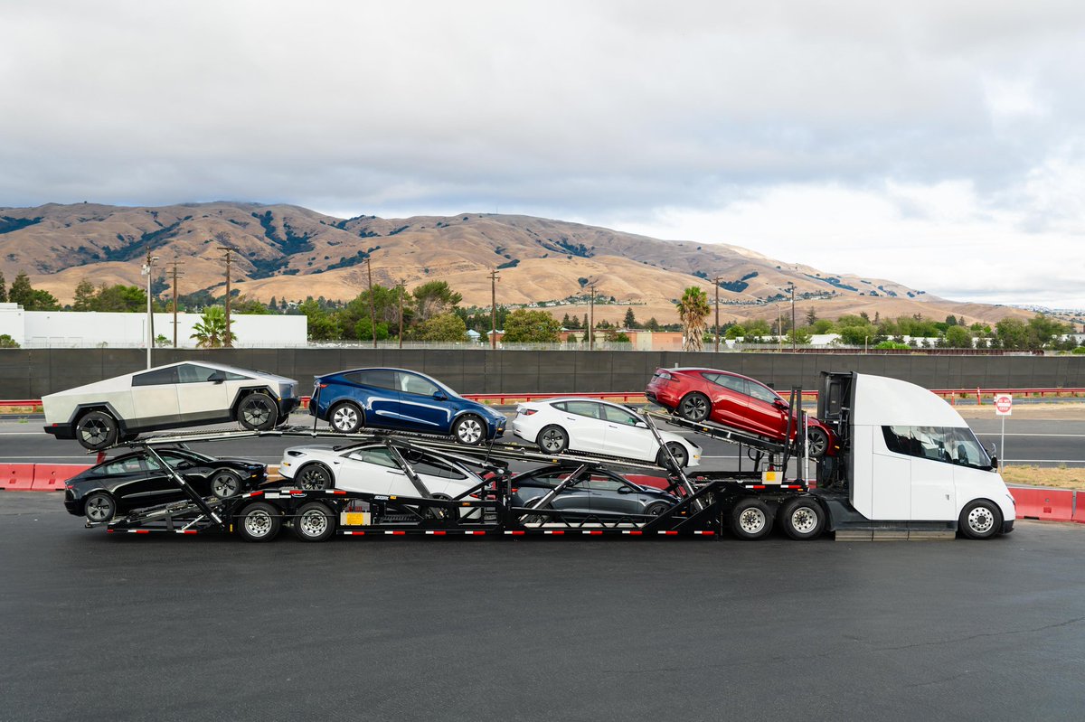 TeslaSlovakia's tweet photo. Electric trucks delivering electric trucks and cars is reality in 2023. Most people still don’t realize it and can’t believe it 🚚🚙⚡️
#TeslaSlovakia #elektromobil #rEVolution https://t.co/hiVr9k08WL