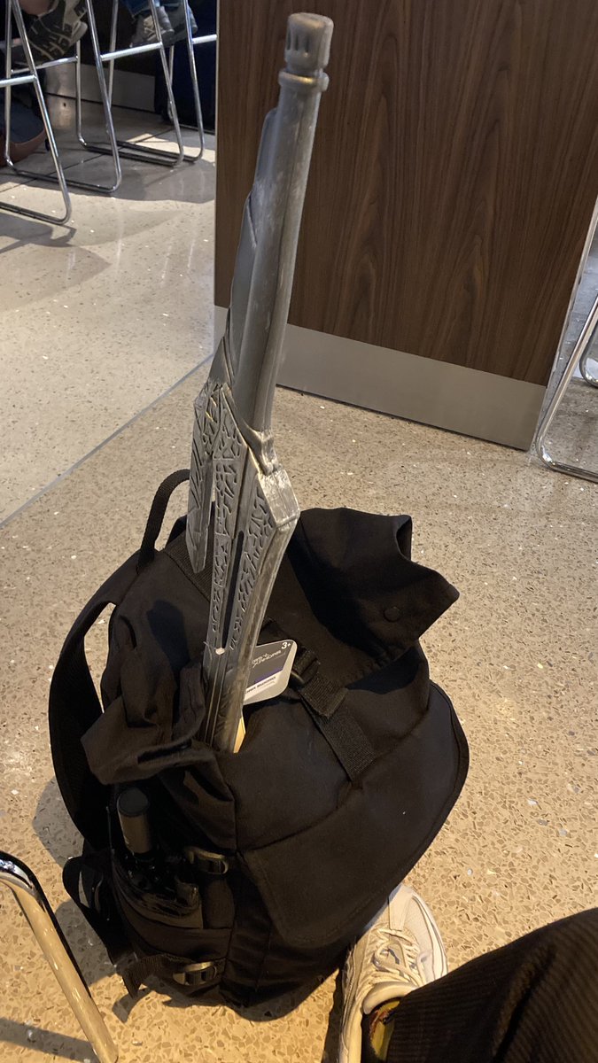 SPIDER_MANfreak's tweet photo. ロサンゼルス空港で持ち物検査場通る時にこれはなんだと聞かれて今考えるとtoy swordとか答えておけばよかったのに何を血迷ったのかGod Slayer(神殺しの剣)と答えてしまいざわつかせてしまった https://t.co/WT3dA4PWU0
