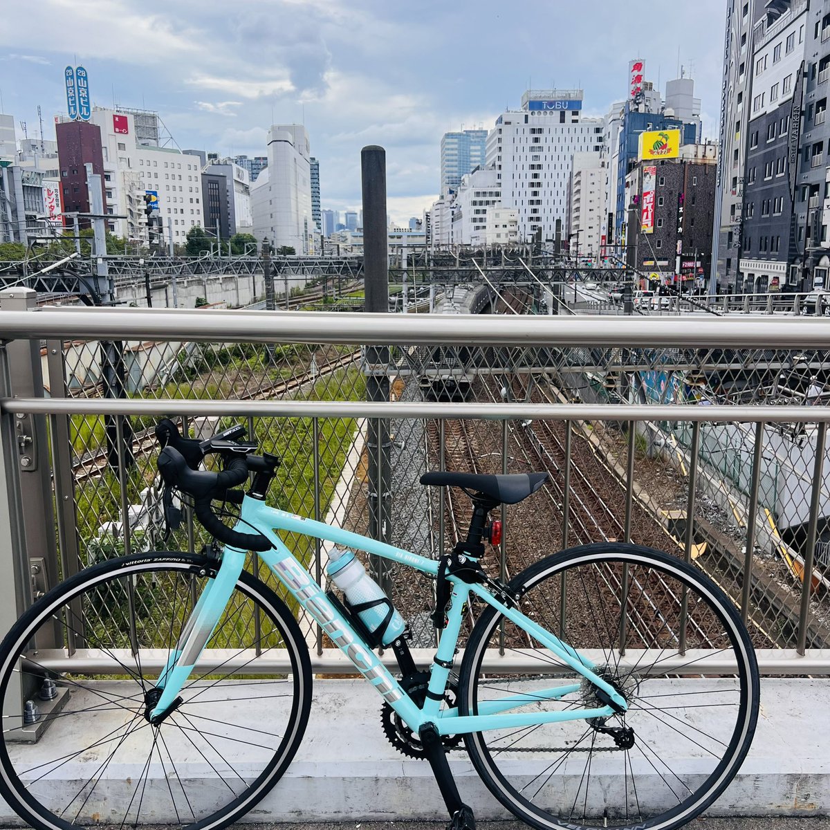 kaorieveryday's tweet photo. 池袋は
自転車通行禁止の
橋
陸橋が多い😆

そして
スマホの画面が📱
割れていました笑 https://t.co/qr7f6cT171