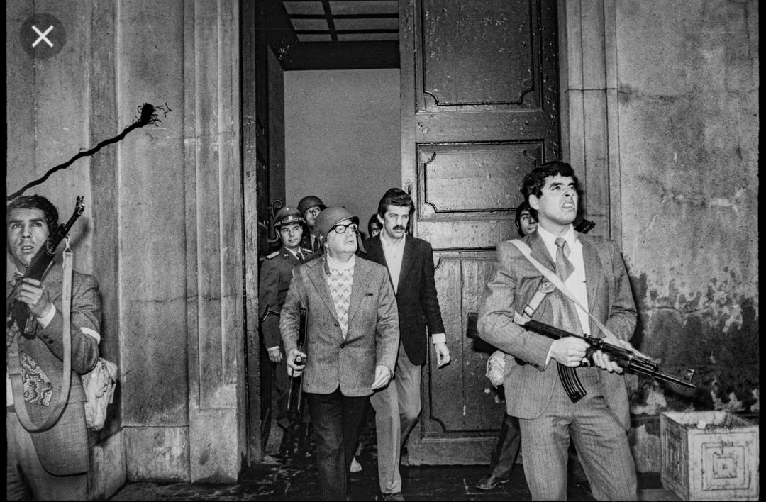 "Ils ont la force, ils pourront nous asservir,  mais on n’arrête  pas les avancées sociales, ni par  le crime, ni par la force. L’Histoire est à nous et  ce sont les peuples qui la font."

Salvador Allende, 11.09.1973

El pueblo unido jamás será vencido!