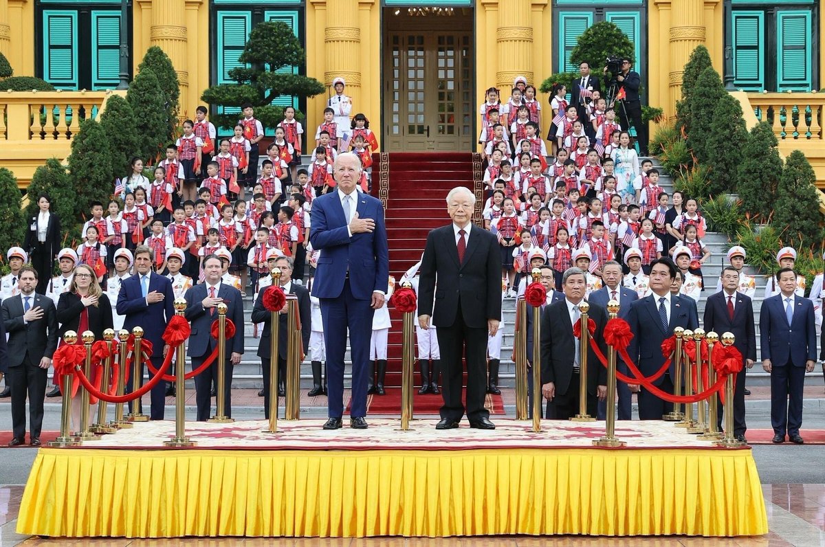 FinPlanKaluAja1's tweet photo. The Americans are back in Vietnam, again, 

Why?

The Vietnam economy is growing at about 8%, GDP per capita of $4475, inflation of 4.7%, and exports of $371b. Vietnam is the second largest exporter of mobile phones in the world.

Grow your economy, the world will come. https://t.co/wSuwkr03Yo