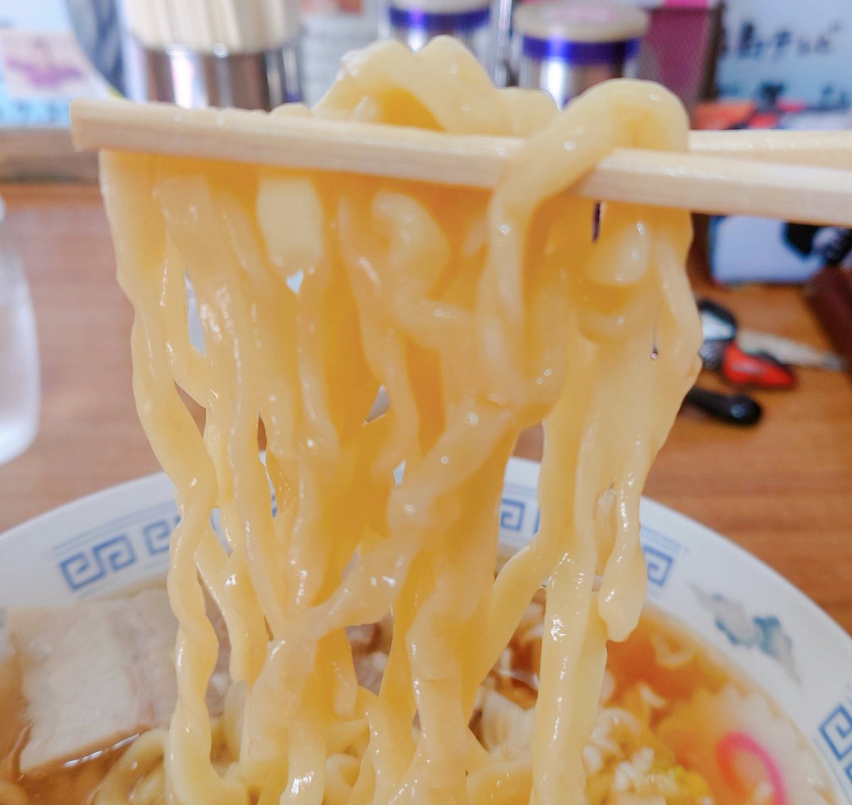 matagi5151's tweet photo. 今日は喜多方🥢🍜🏍💨

『食堂なまえ』
◯ 極太手打　大

優しいスープに☝✨
モッチモチの極太麺…♥

ここも🍺🍶二日酔いには外せない銘店👍❗

久々の訪麺でしたが…
👵おばあちゃん居なかった🥺💦

安定の美味さでした✨
御馳走様でした😋🙏

#喜多方ラーメン
#食堂なまえ
#朝ラー https://t.co/7byNiQkejy