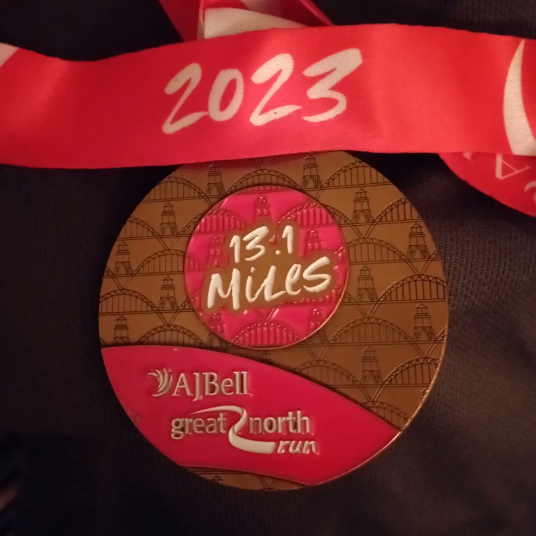 rb776's tweet image. What a contrast of weather on a looooooong day. 9 hrs total travel there and back, blistering heat and sun then 3+ hrs of torrential rain-sodden waiting and queues to get out of the finish area! Thanks Newcastle, it's been an experience .
#medalmonday  #GreatNorthRun