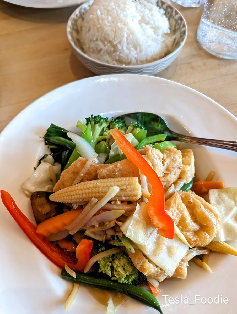 Tesla_Foodie's tweet photo. Yes I am.

Veggie Ready- A healthy Thai stir-fry with a variety of vegetables, garlic, a touch of sesame oil. 
At Manow Thai kitchen https://t.co/UQS2JIpr3O