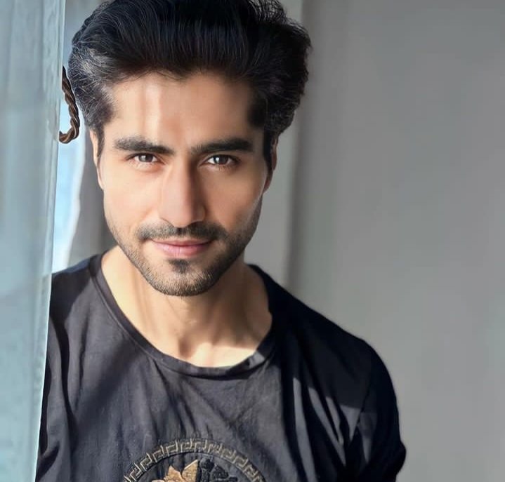 NaruemonHCFans's tweet photo. @ChopdaHarshad 👋Hello Monday 💛
 "Miss you" people far away.  Where are you doing?  Sending hearts..thinking of each other
 I'm very happy😘😘
 #HarshadChopda #NaruemonHCFans🇹🇭 https://t.co/ZP3L9kiMV4