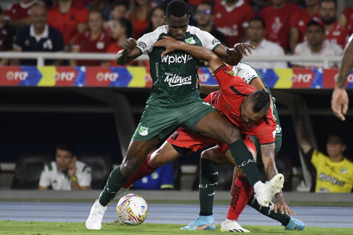 ospafoto's tweet photo. América vs Deportivo Cali. 
América goleó al Deportivo Cali 3-0 con goles de Adrián Ramos con dos tanto y Andrés Sarmiento en partido jugado en el estadio Pascual Guerrero de Cali. América suma 16 puntos en la liga del fútbol colombiano mientras Cali se queda con 9. Fotos Páez https://t.co/5u2oRJoFje