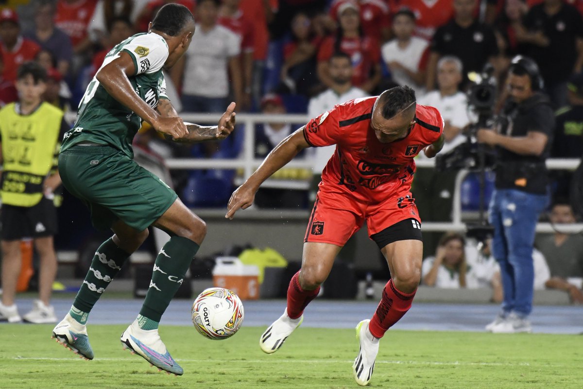 ospafoto's tweet photo. América vs Deportivo Cali. 
América goleó al Deportivo Cali 3-0 con goles de Adrián Ramos con dos tanto y Andrés Sarmiento en partido jugado en el estadio Pascual Guerrero de Cali. América suma 16 puntos en la liga del fútbol colombiano mientras Cali se queda con 9. Fotos Páez https://t.co/5u2oRJoFje
