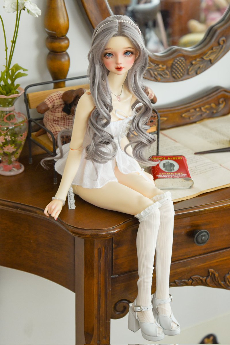 송 사희
계속 예쁘다는 칭찬에 어쩐지 더 미모 뿜뿜했네요☺
이벤트 당첨분으로 받아본 의상세트와 맞춰서 하얗고 은은하게(?) 꾸며보았습니다💕