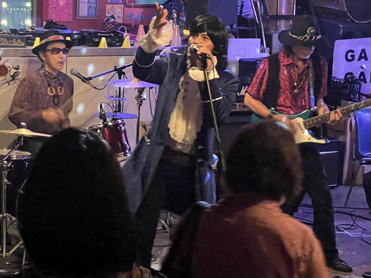 KENSHO_ONUKI's tweet photo. みなさーん!秋晴れの江ノ島ビーチでロックンロール踊れ騒げパヤパヤなLONDON NITE無事打ち上がり感謝感激🤩また来年ヨロシクお願いしますデス!#londonnite #43th #大貫憲章dj #ロックで踊る https://t.co/tN2DDAdZly