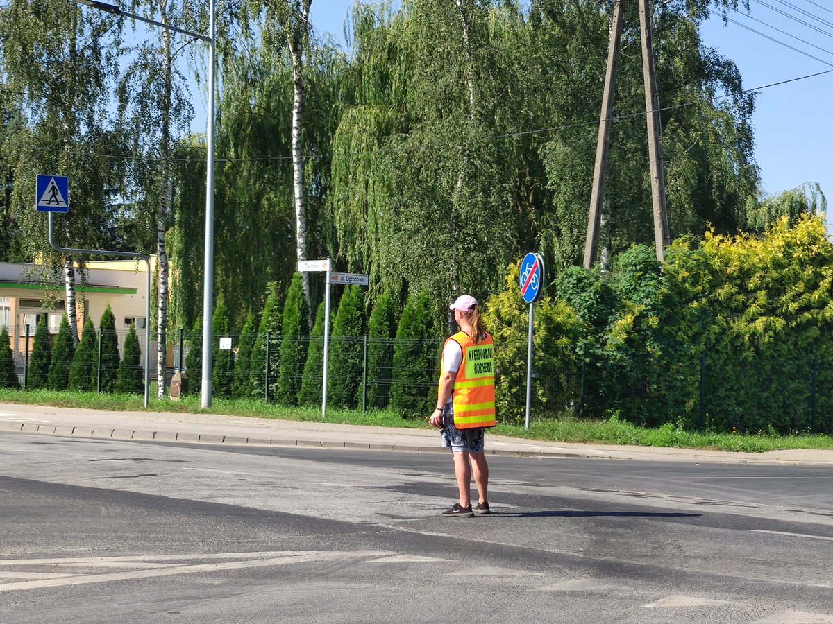 DW434 Szczodrzykowo, ulica Dworcowa, Poznańska, Ogrodowa
Wprowadzone wahadło, utrudnienia w ruchu drogowym dla kierowców. 
#szczodrzykowo #recznekierowanieruchem #rkrnetpl  #DW434 #komorniki
rkr.net.pl virtuale360.pl