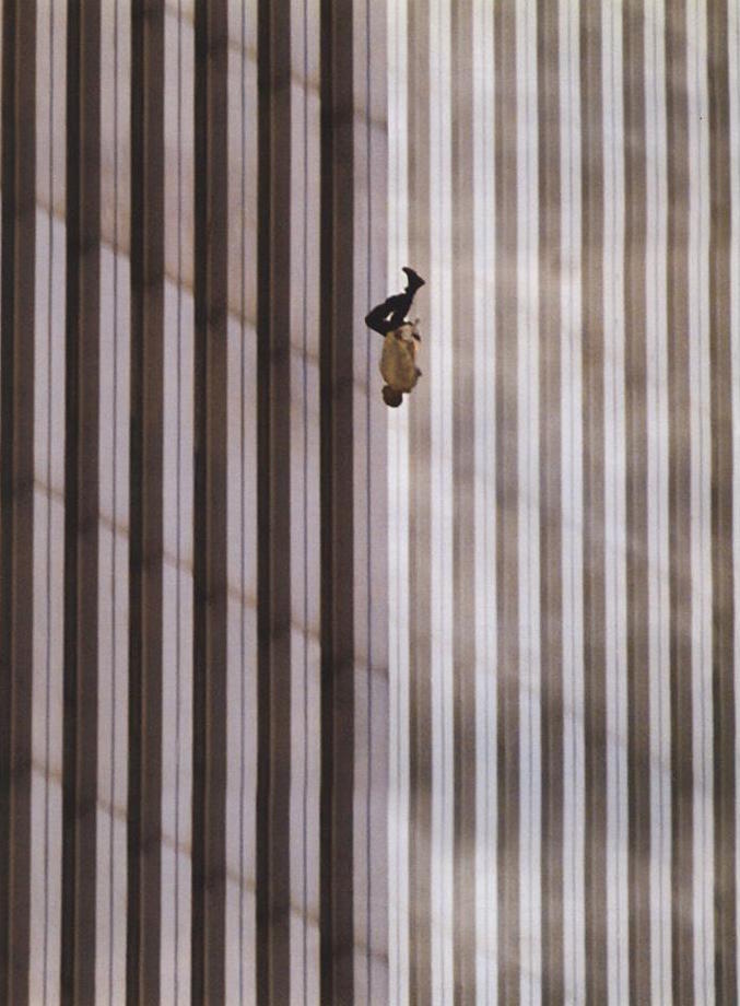 The Falling man
North Tower del WTC
11 settembre 2001.
Ora: 9:41:15
La foto di © Richard Drew, Associated Press
La vittima non ha un nome.
