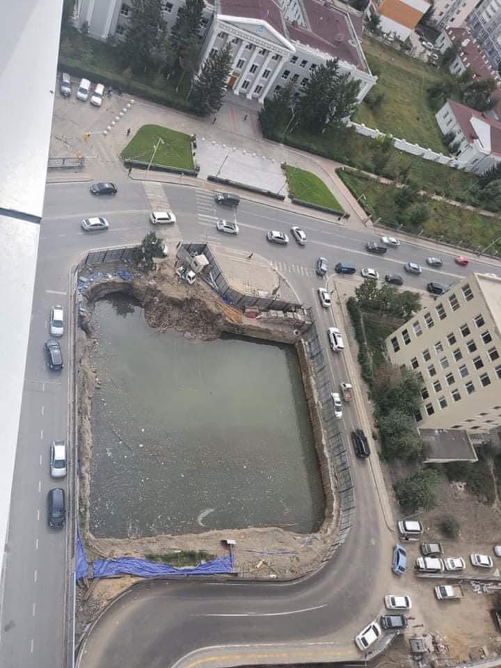 "Хурд групп" ХХК одоо болно шүү дээ!!! Наад газар чинь 1943 онд барьсан “Эрдэмд шамдахуй” нэртэй Сүхбаатар жанжины хөшөөтэй нийслэл хотын түүхийн дурсгалт газар юм билээ. За тэр дүүрч гэхэд оргил рашааны эх ундрага шүүдээ. Ундраад бгаа усыг нь л харчих🤦‍♀️. Дээр нь авто замын