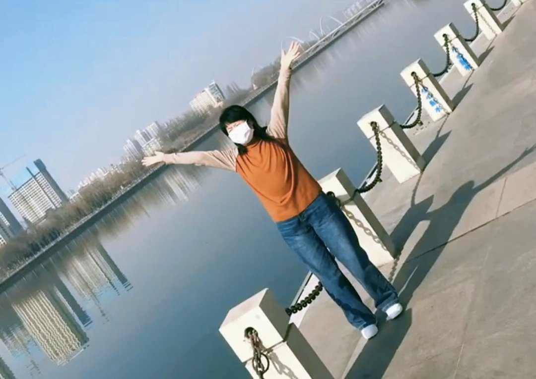 老妈：跟她在一起开心吗。
我：过得去。
老妈：过得去就行了，什么时候要孩子。
我：养不起孩子，不要了。
老妈：是她不想要还是你不想。
我：都不想。
老妈：也好，生下来也是祸害。
我：额……不说这个了，你呢，给我找后爸了吗。
老妈：你不就是吗。
我：我是我自己的爸爸？
老妈：难道不是？ https://t.co/hMmsttWjRv