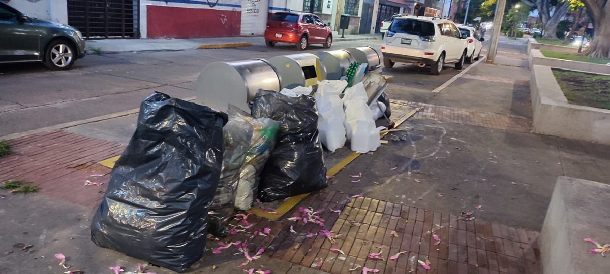 salmeronsari's tweet photo. @Trafico_ZMG El punto limpio ubicado en las calles independencia y Gregorio  Dávila es un verdadero asco, este feo panorama es de todos los días y el olor fatal @PabloLemusN @GuadalajaraGob @GobiernoJalisco https://t.co/mCLcnrcPiz