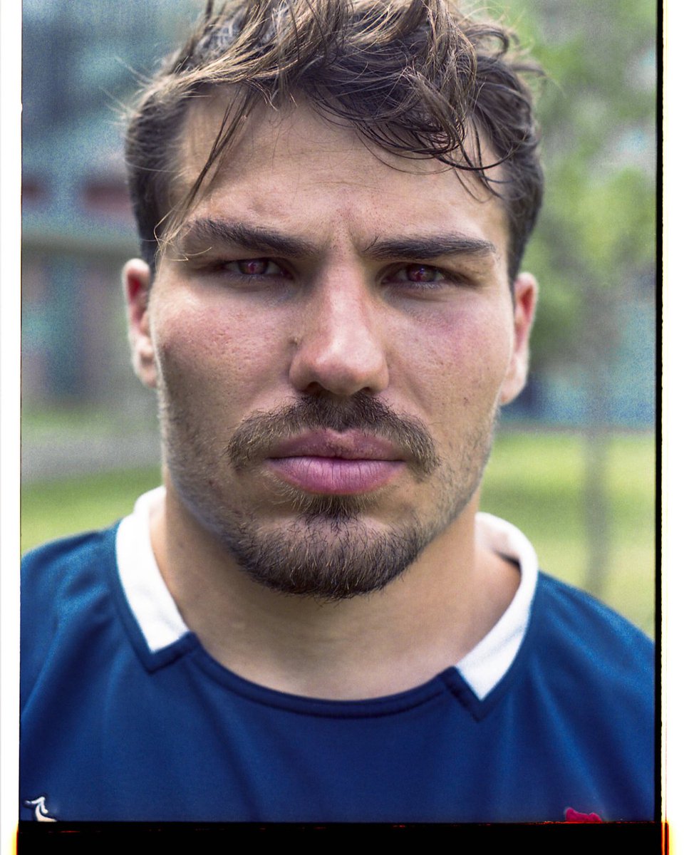 Aristide Barraud, 34 ans, est un ancien joueur de rugby. Demi d’ouverture, formé au RC Massy, il a notamment joué au Stade français et en équipe de France des moins de 20 ans. Blessé par balle lors des attentats du 13 novembre 2015 à Paris, il a été contraint de mettre un terme à