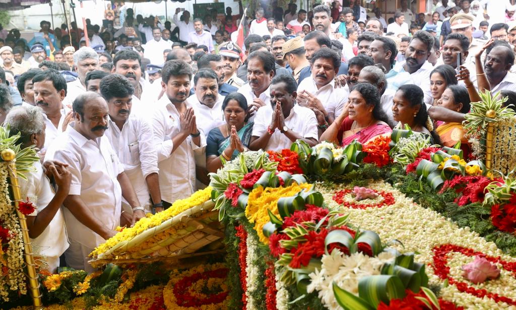 Udhaystalin's tweet photo. சுதந்திர போராட்ட வீரரும், ஒடுக்கப்பட்ட -  விளிம்புநிலை மக்களின் உரிமைக்காக போராடியவருமான தியாகி இமானுவேல் சேகரன் அவர்களின் 66-ஆவது நினைவு நாள் இன்று. 

அதனையொட்டி, பரமக்குடியில் உள்ள அவரது நினைவிடத்தில், மாண்புமிகு முதலமைச்சர் @mkstalin அவர்களின் அறிவுறுத்தலின்படி சக அமைச்சர் பெருமக்கள் -  நாடாளுமன்ற - சட்டமன்ற உறுப்பினர்களுடன் மலர்வளையம் வைத்து மரியாதை செலுத்தினோம். 

சாதிய ஏற்றத்தாழ்வுகளை ஒழித்து சமத்துவம் படைக்க அனைவரும் ஒன்றிணைந்து செயல்படுவோம். இமானுவேல் சேகரன் அவர்களின் புகழ் ஓங்கட்டும். @RRajakannappan @OfficeOfKRP @pmoorthy21 @Kayalvizhi_N