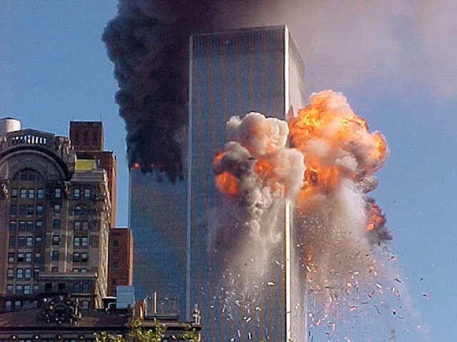 AlertaMundoNews's tweet photo. 🇺🇲 | 22 AÑOS DEL 11-S: Los atentados terroristas que cambiaron el mundo para siempre.

Les dejamos repaso de fotografías y detalles sobre el ataqu a las Torres Gemelas de Nueva York, uno de los días más oscuros para la humanidad 🧵 https://t.co/wRBRgDJ0x1