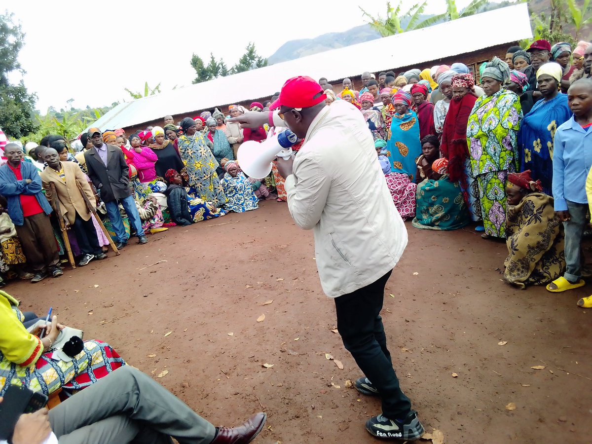 YannickNcuro243's tweet photo. Le #CAJB en poursuite de sansibilisat° ds le territoire de Walungu a visité la base de kasholero dans le groupement de lurhala où la population émerveillée des actions de @JeacquesBanywesize se renge en ordre pour son élection. @BillyKambale1 https://t.co/TdtsnHM32x